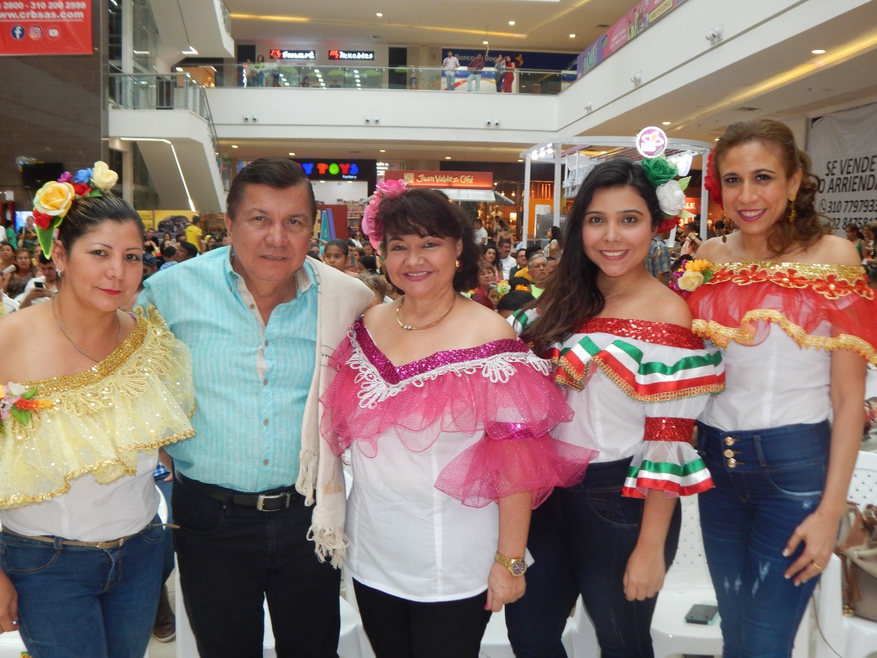 Lina Lugo; alcalde de Campoalegre, Aldemar Gutiérrez; primera dama, Carmenza Cortés; Mileisa Gutiérrez y Eliana Cabrera.